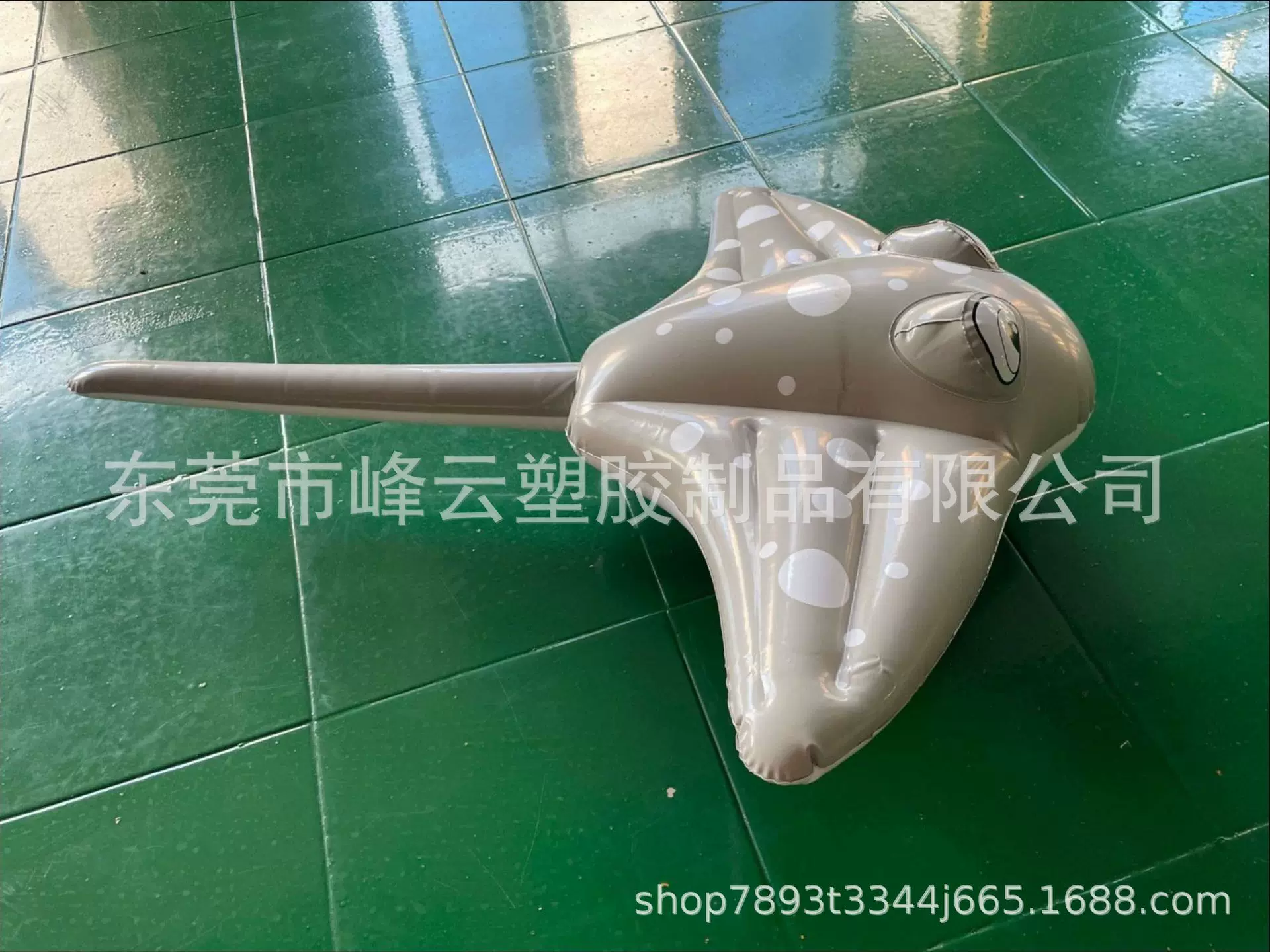 桥头工厂生产充气比目鱼，pvc充气仿真鱼模型，水上漂浮坐骑
