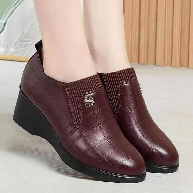 Zapatos de estilo británico de cuero de tacón medio de estilo de primavera y otoño de 2026 zapatos de cuero suave cómodos de tendencia para madres
