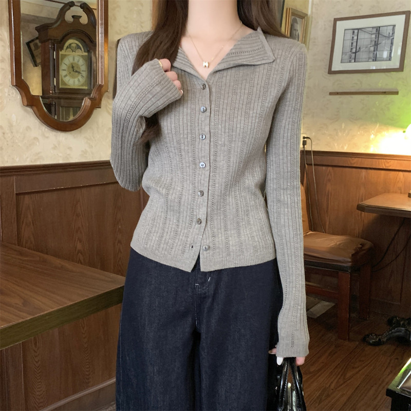 Simple commuter-style cardigan with a small collar, suitable for spring and autumn, featuring a hollowed-out design, vertical ribbed texture, a slim fit, and a short length, with a single row of buttons Simple commuter-style cardigan with a small collar, suitable for spring and autumn, featuring a hollowed-out design, vertical ribbed texture, a slim fit, and a short length, with a single row of buttons