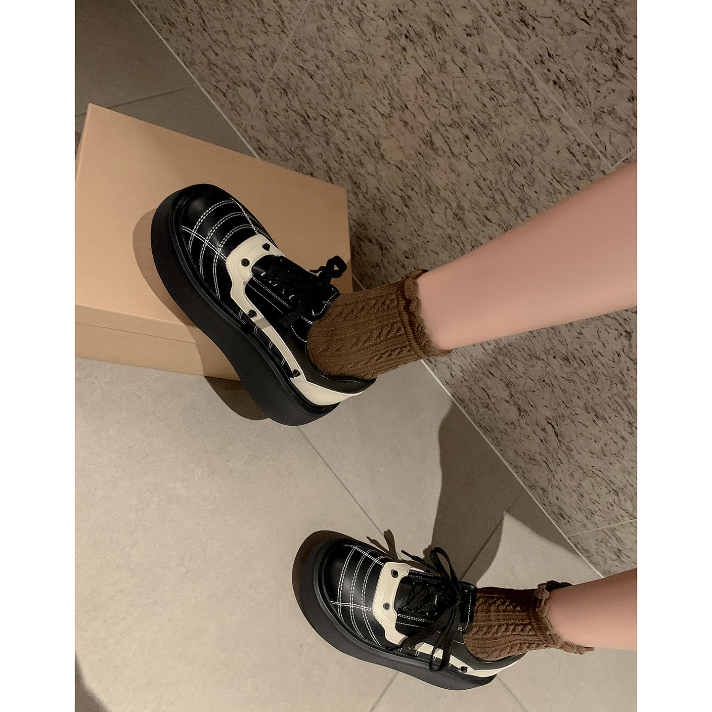 Giày sneaker nữ đế dày da bò phối màu dây buộc phong cách thể thao — màu đen