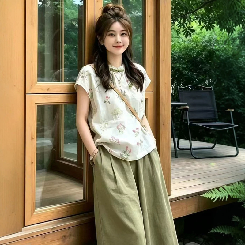 Extremely stylish new Chinese-style suit for summer 2026, featuring a slimming floral print top with button closures and loose wide-leg pants for women