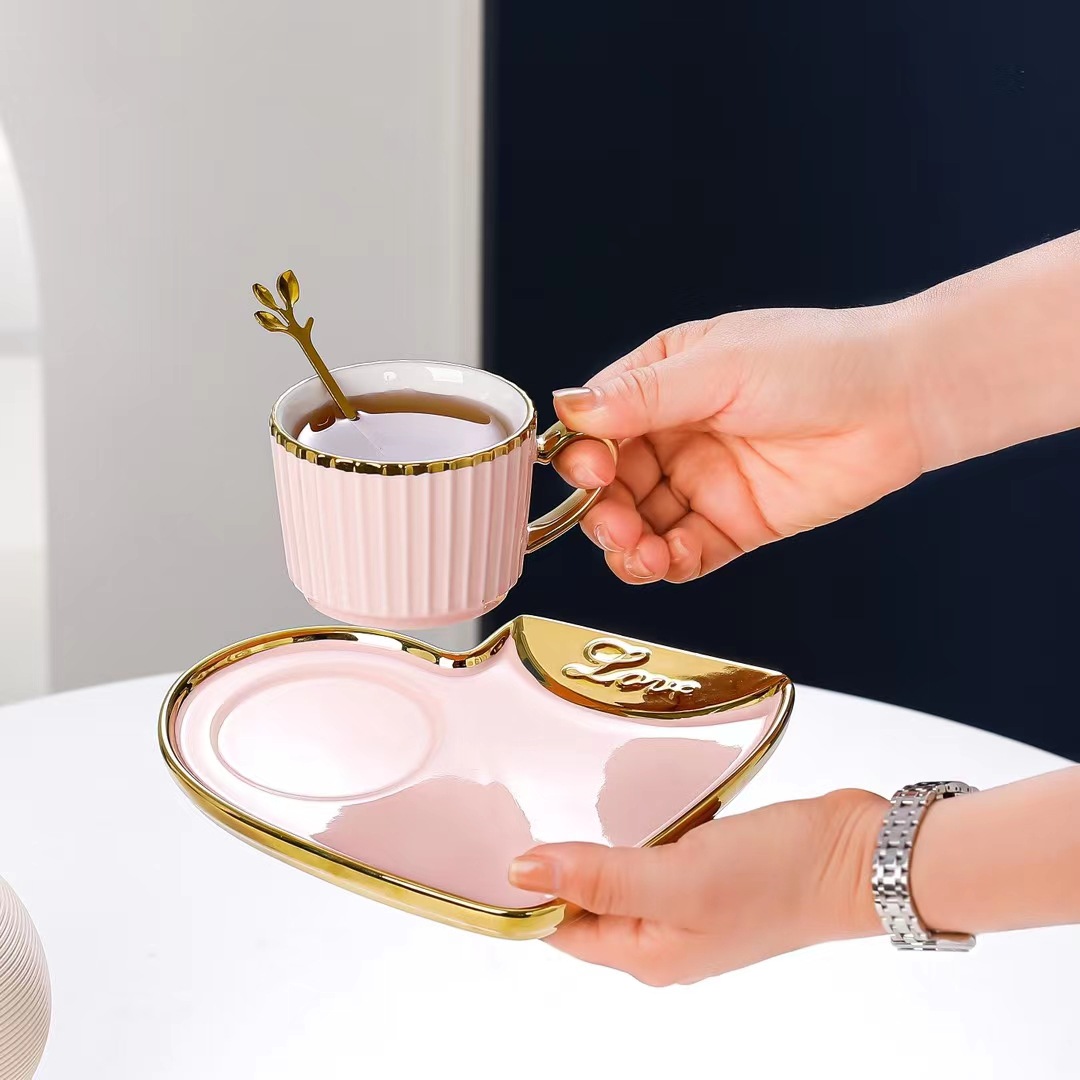 Taza de té de la tarde chapado en oro creativo y taza de platillo simple taza de café personalizada para el hogar con el regalo de la mano Taza de cerámica para beber