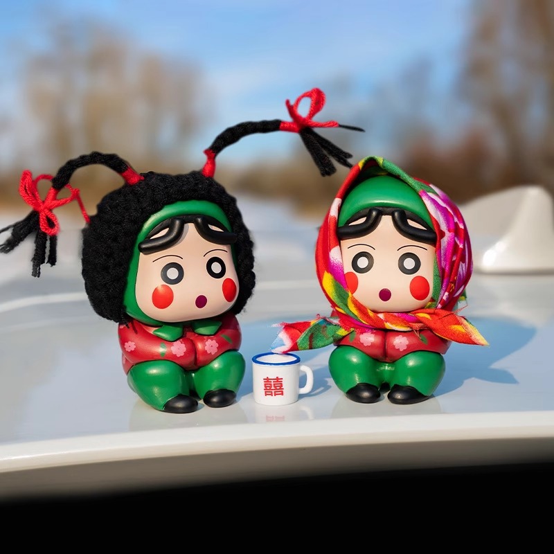 Decoración de coche Cuihua Village Flower Crayon Shin-chan Creativo Coche con decoración de celebridades de Internet Coche eléctrico Muñeca divertida Cola