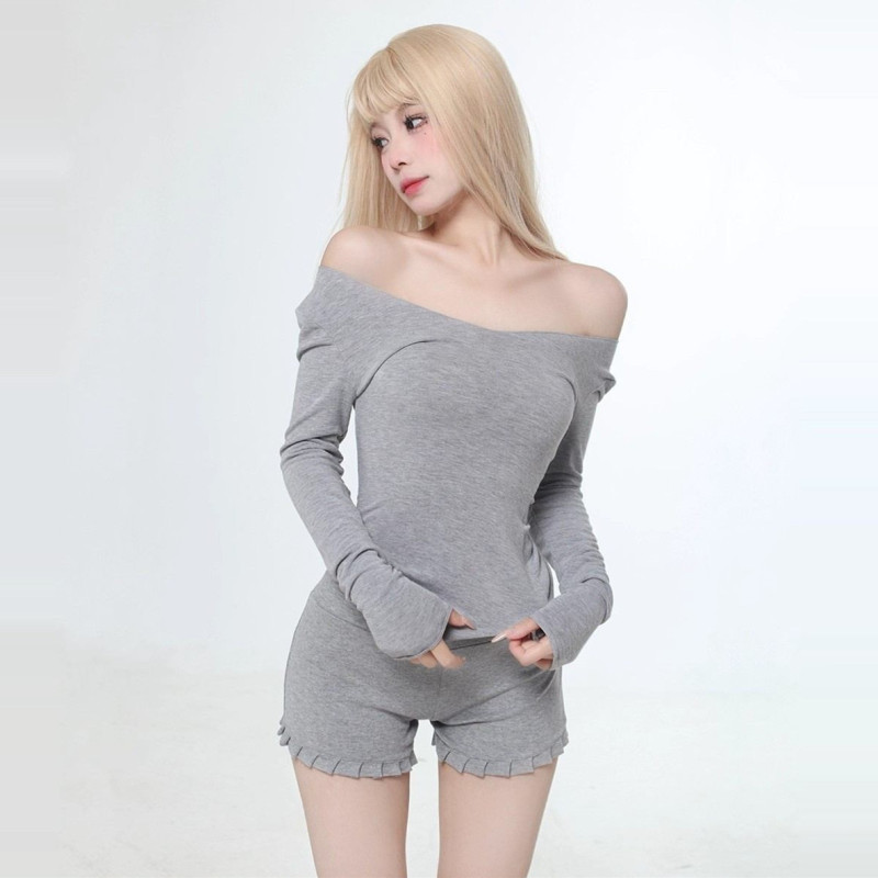 Two-Piece Set, Slim Long-Sleeved Bottoming Top + Sweet and Spicy Versatile Hot Pants, Figure-Flattering Home Wear Simple Suit Two-Piece Set, Slim Long-Sleeved Bottoming Top + Sweet and Spicy Versatile Hot Pants, Figure-Flattering Home Wear Simple Suit