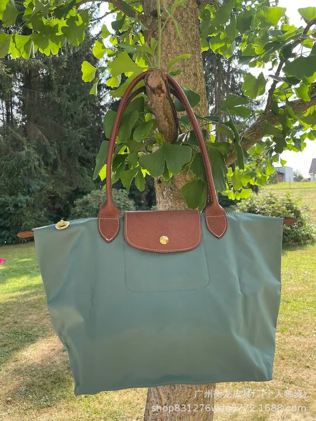 フランスの竜は高く上げてナイロンのカバンを包んで、女性のカバンの長い柄はギョーザの包みを持って折り畳みます。