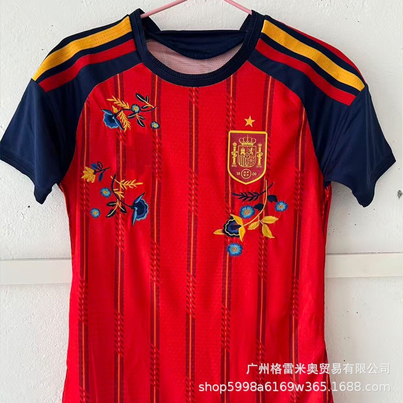 Argentina, Ispaniya, Arsenal va Braziliya uchun mashhur Amerika uslubidagi kashta tikilgan futbol formalari; o'yinchi va muxlislar uchun versiyalar.