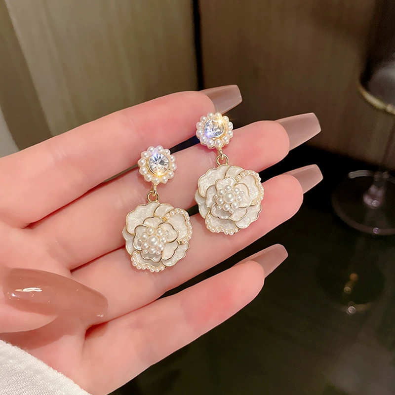 Серьги с цветком капля, элегантный белый и черный, 3.3×2 см, легкая модная пара