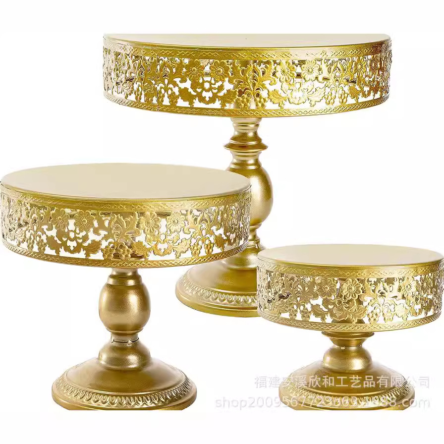 Estante de pastel de metal de lujo ligero de tres piezas set de postres postres altos pies dorados props de boda postres de gala estante de exhibición
