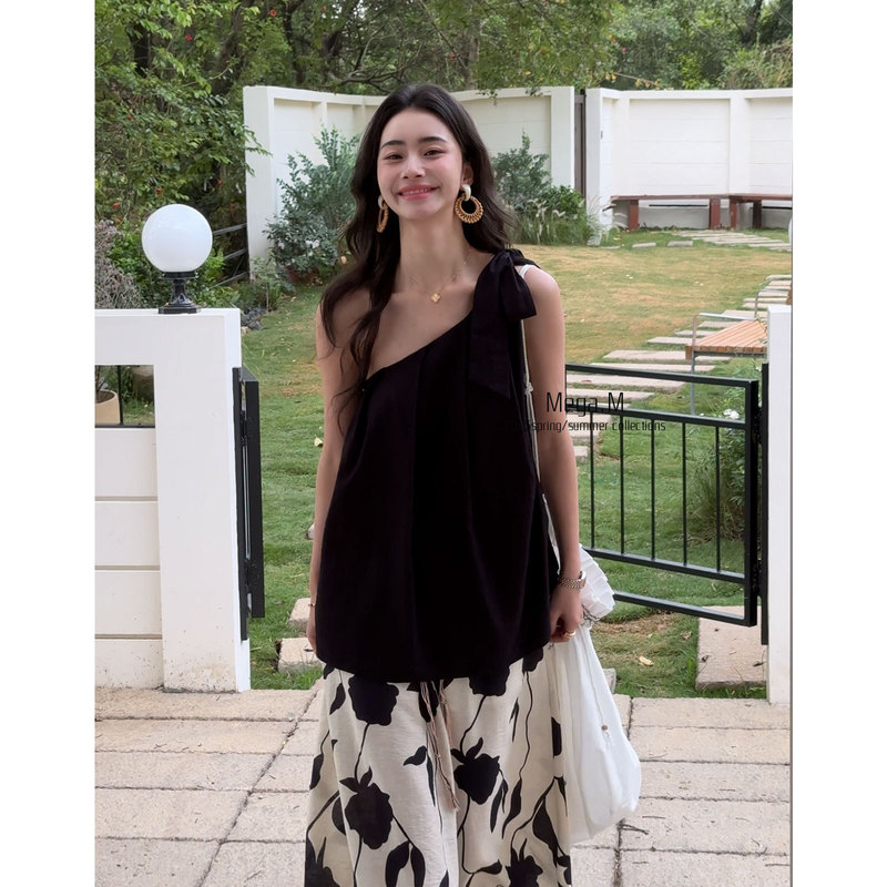 Mega.M Thirteen Lines Minimalist Shirt Holiday Style Sleeveless Top Women's Summer Gentle French Sloping Shoulder Vest