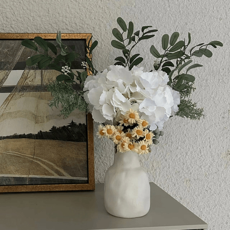 軽くて豪華な高級な花束は花瓶を持っています。|undefined