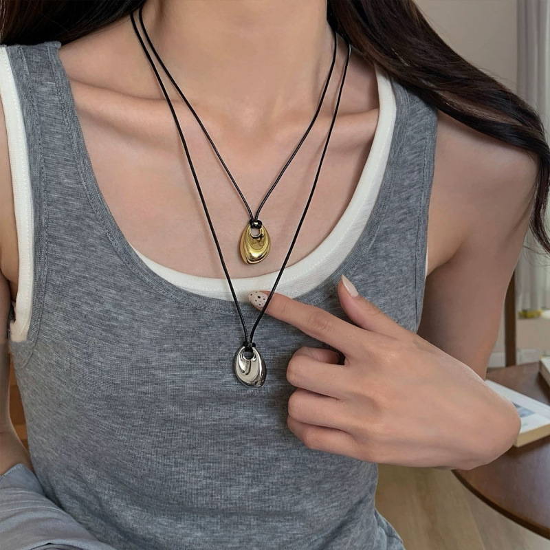 New European and American Alloy Sweater Chain, Nazha Style, Gold Bead Black Leather Cord Necklace, Simple and Versatile Accessory