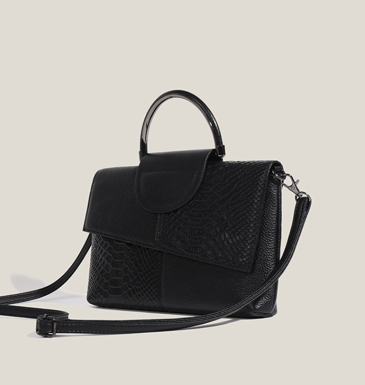 Women's Pu Leather Splicing Crocodile Vintage Style Square Magnetic Buckle Shoulder Bag Clutch Bag Handbag display picture 7