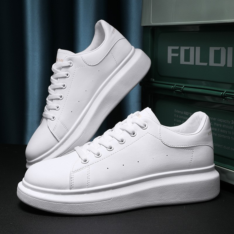 Zapatos blancos para parejas, zapatos para estudiantes masculinos, zapatos transpirables versátiles de moda de estilo coreano, zapatillas informales de suela gruesa con aumento de altura, zapatos de mujer McQueen