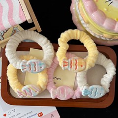 クリーム色のピンクの格子の小さい魚のぬいぐるみの小腸の輪のシュシュが可愛いです。