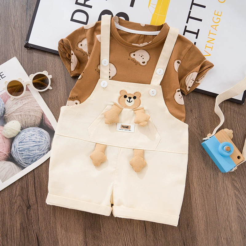 Детский летний комплект 2025: новая стильная футболка с коротким рукавом для мальчиков и комбинезон для девочек, летний детский костюм из двух предметов