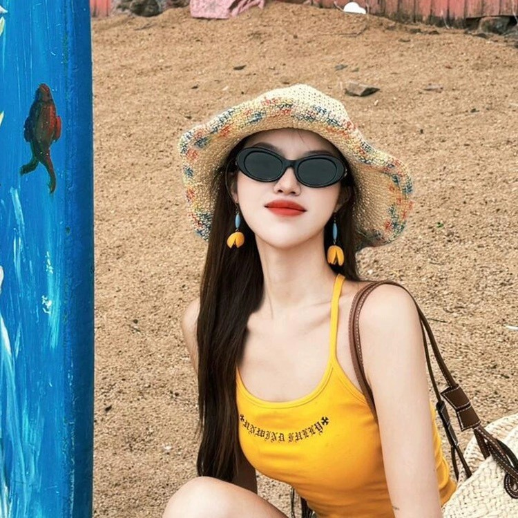 Sombrero de paja de tejido de color para mujeres 2024 nuevo verano Sanya vacaciones de playa sombrero de sombrero de protección solar para mostrar la cara sombrero pequeño