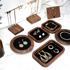 胡桃の木のアクセサリーの展示棚のネックレスのイヤリングのアクセサリーの陳列道具は中国式のアクセサリーの店舗の展示を撮影します。