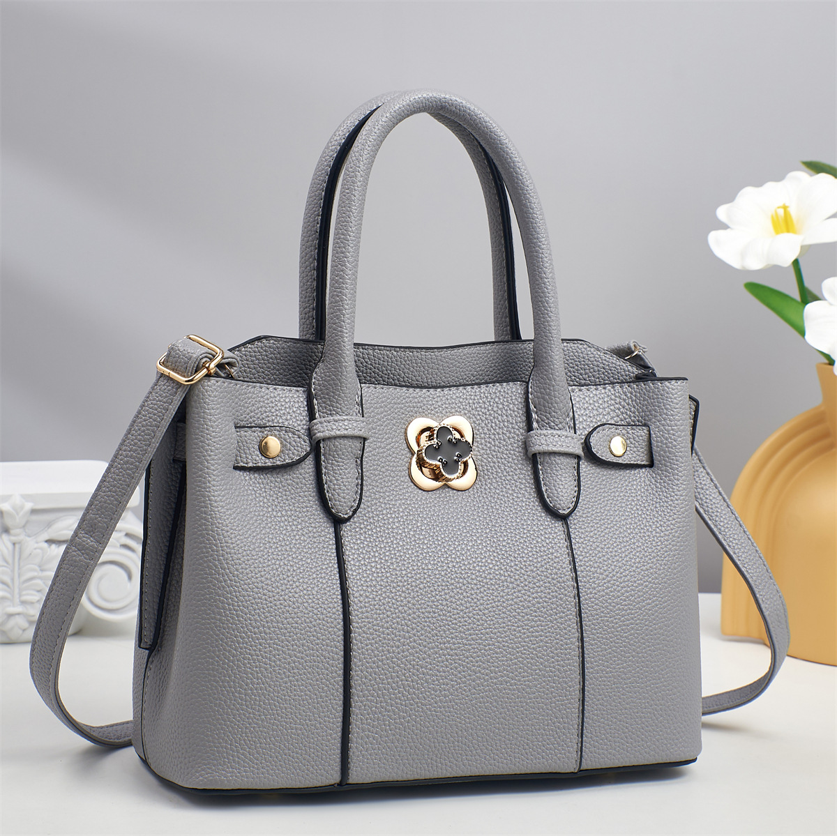 Bolsos bolsos de mujer de lujo ligero nuevo bolso de mujer simple y atmosférico temperamento bolso de hombro de madre