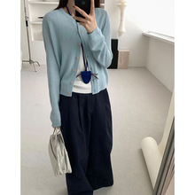 夏日甜美清新简约舒适云朵柔软浮雕肌理感针织圆领系扣开衫女ZW
