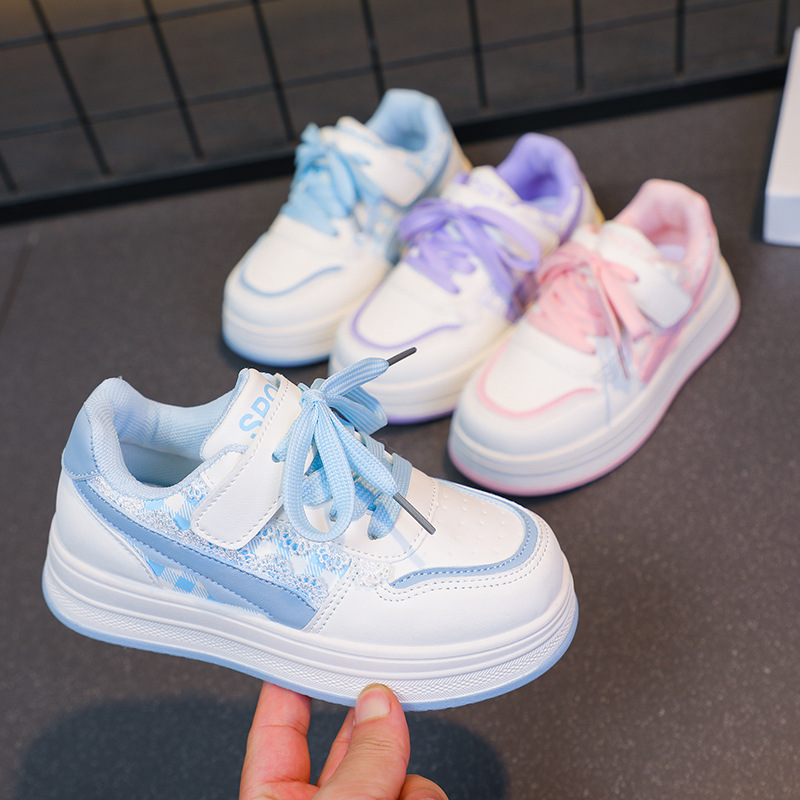 Zapatillas casuales para niñas 2025 primavera y otoño nuevo estilo cuero zapatos deportivos para niños y estudiantes moda para niñas zapatos blancos marea