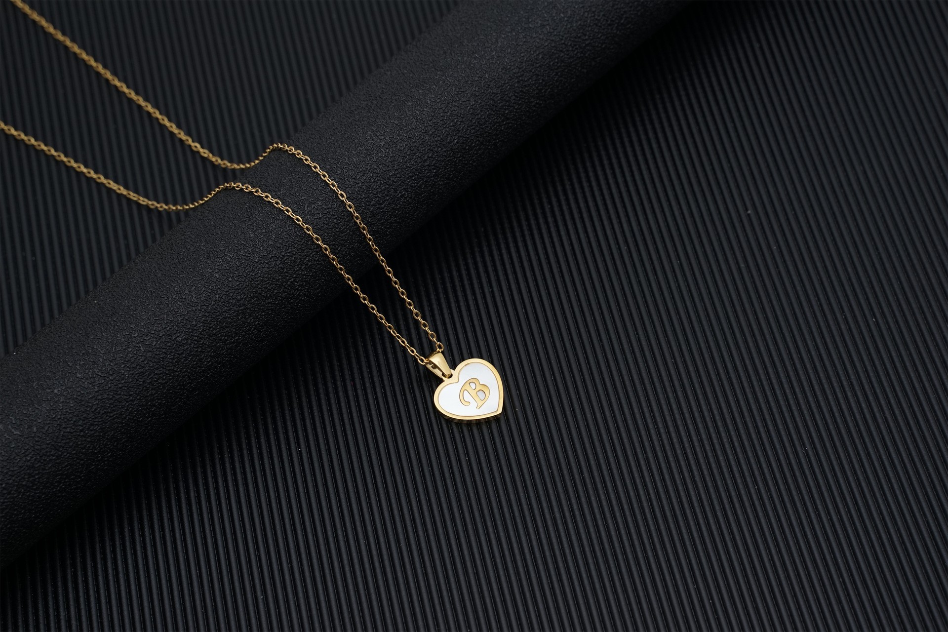 Europa y América 18K oro amor clavícula cadena de las mujeres de acero inoxidable corazón blanco madre colgante 26 letras titanio acero collar