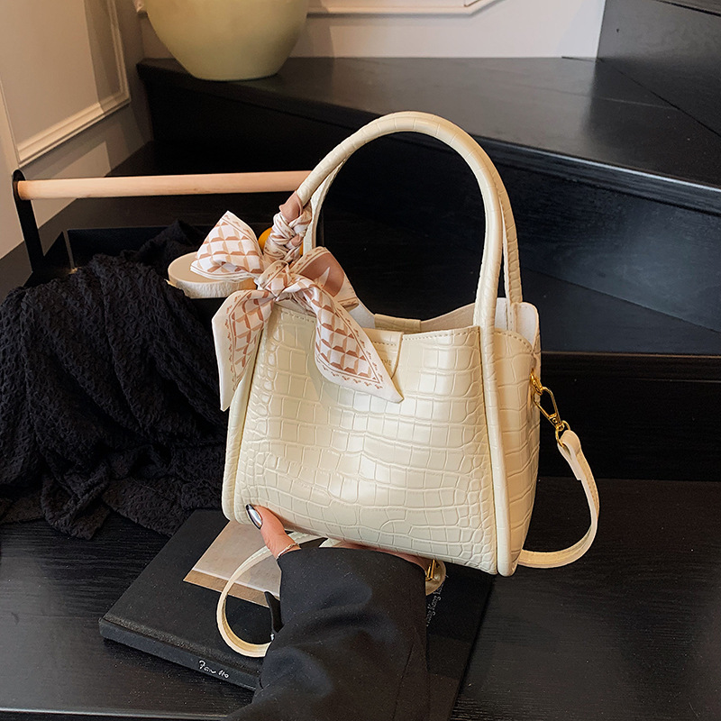 Bolso de mano de canasta de verduras de alta gama de nicho para mujer 2025 nuevo producto de comercio exterior bolso de cubo con patrón de cocodrilo bolso de mensajero de cercanías