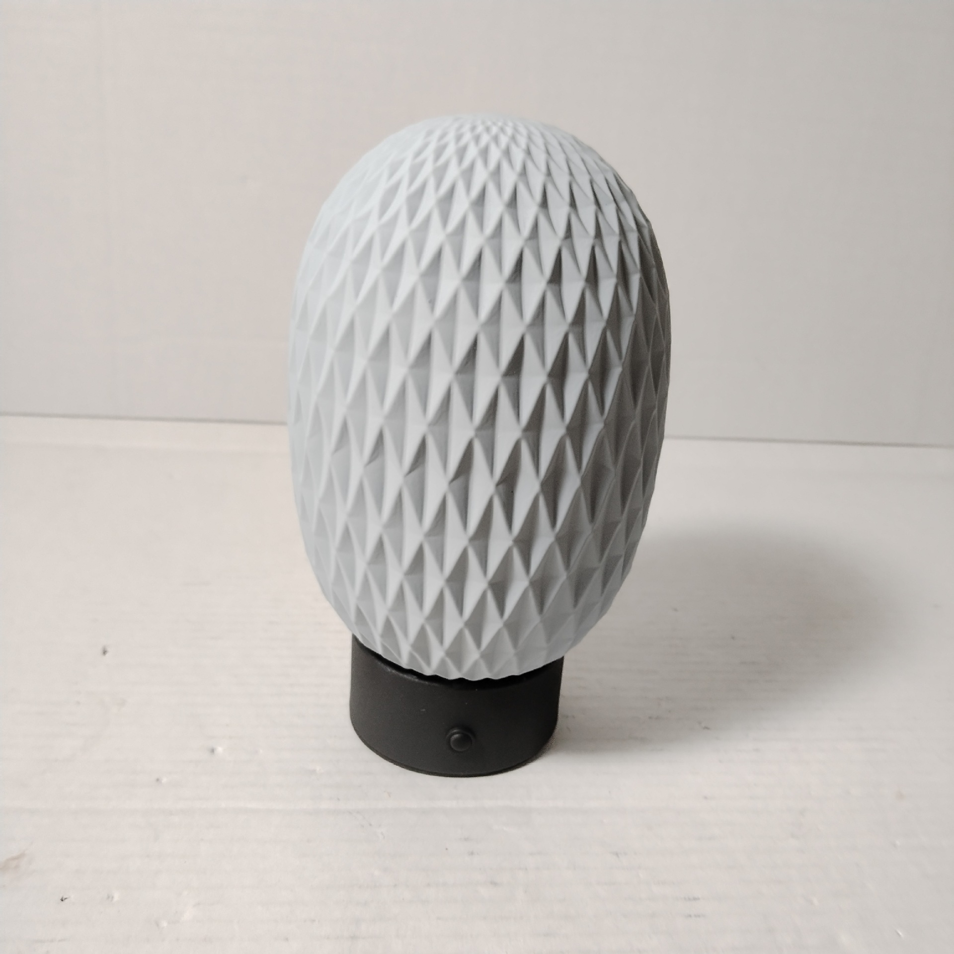 Huevo de dinosaurio lámpara de escritorio de vidrio rayado en forma de diamante