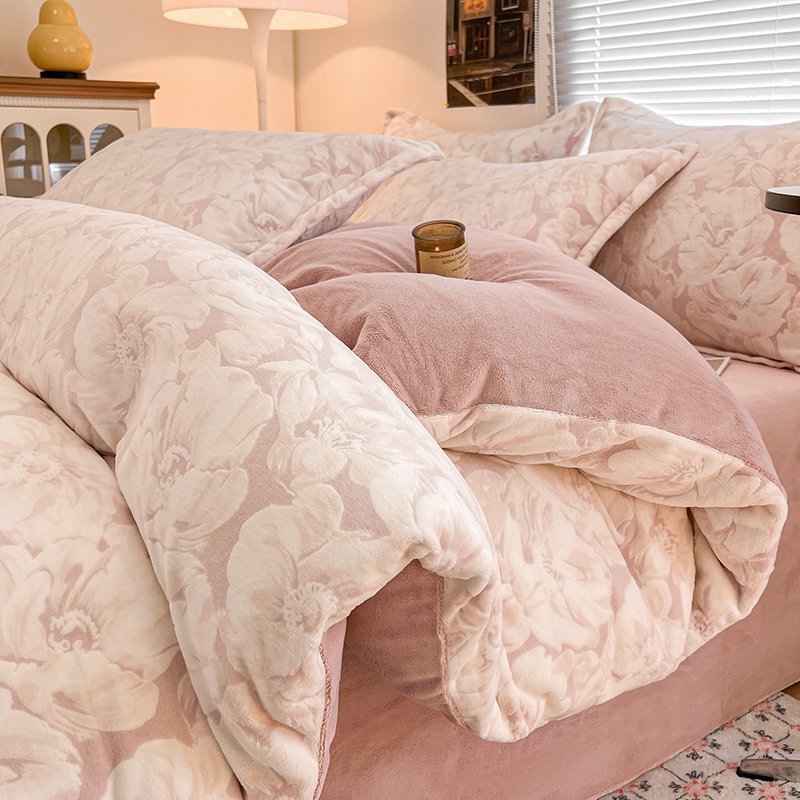 クラスAの牛乳の絨毯のベッドの上の4つのセットの冬の彫刻の絨毯のサンゴの絨毯とベルベットの保温の厚い布団のシーツの3つのセット