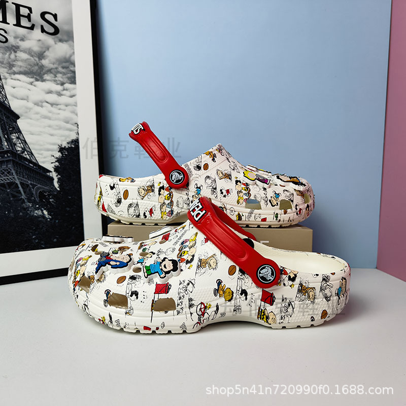 Peanuts Snoopy Collaboration New Clogs for Parents and Children, Non-Slip Beach Sandals Available for Wholesale