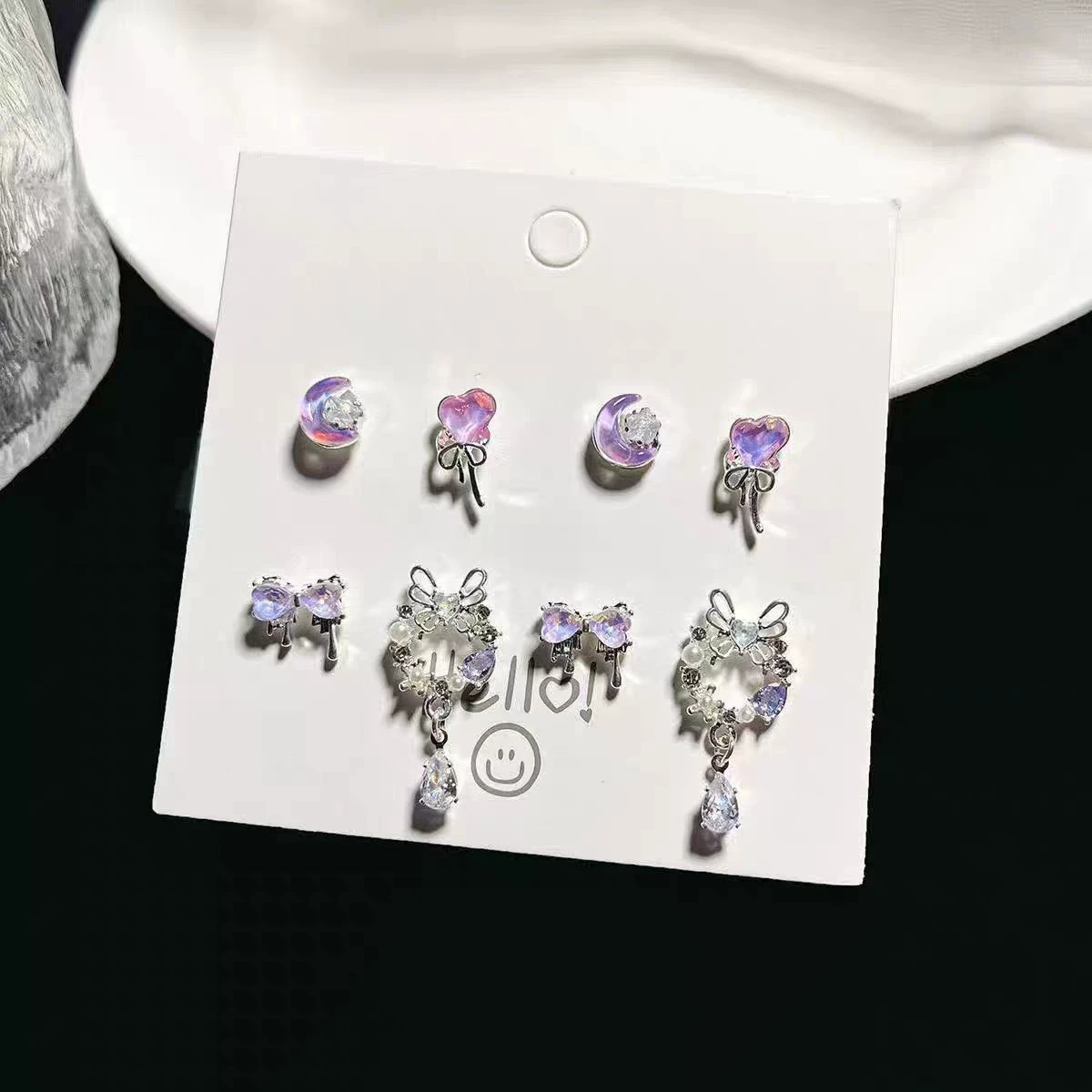 Fresh cute small universal earrings, simple and elegant design