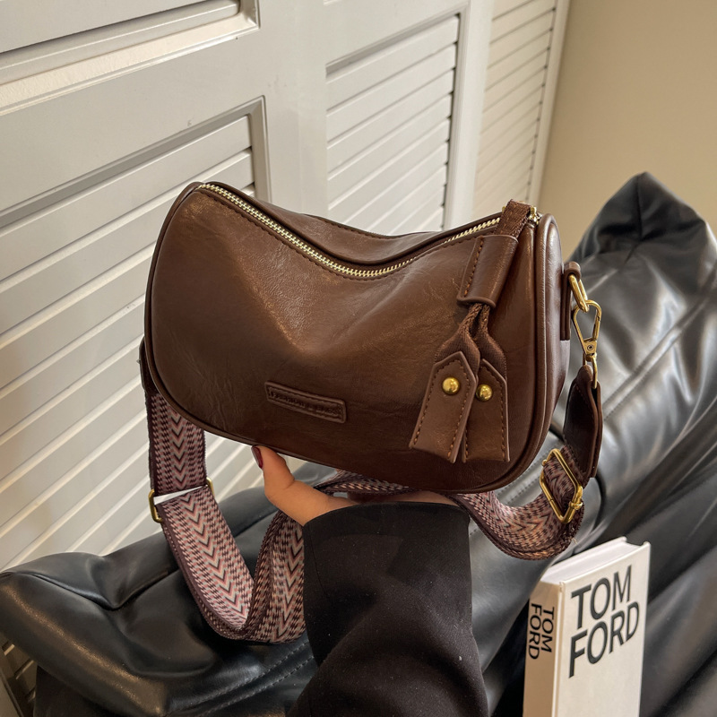 2026 New Niche Designer Retro Shoulder Crossbody Bag Solid Color Pillow Bag Popular Boston Bag 2026 New Niche Designer Retro Shoulder Crossbody Bag Solid Color Pillow Bag Popular Boston Bag