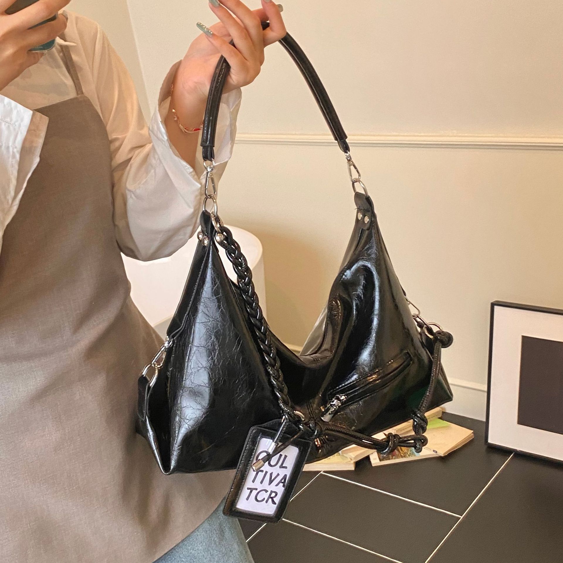 여름 가방 여성 통근 대용량 여성용 크로스 바디 백 카드 세트 2025 새로운 짠 휴대용 부드러운 가죽 토트 백