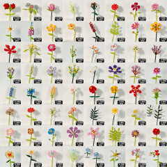 バラのヒマワリの花束の手作りシミュレーション永生花の材料はデスクトップの置物を包んでおもちゃのプレゼントの積み木を作ります。