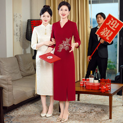喜姑の披露宴は結婚式のお母さんの中国式のドレスの女性の春の服装の高貴な妻のチャイナドレスのワンピースの中で長いです。