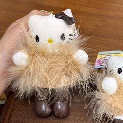 茶色の毛皮ハローキティのぬいぐるみのバッグにはアクセサリーがついています。