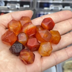 メーカーは天然を卸売りして古い瑪瑙の八稜型の隔珠の赤緑のオレンジの皮の古い瑪瑙の散珠の文を作ってアクセサリーを遊びます。