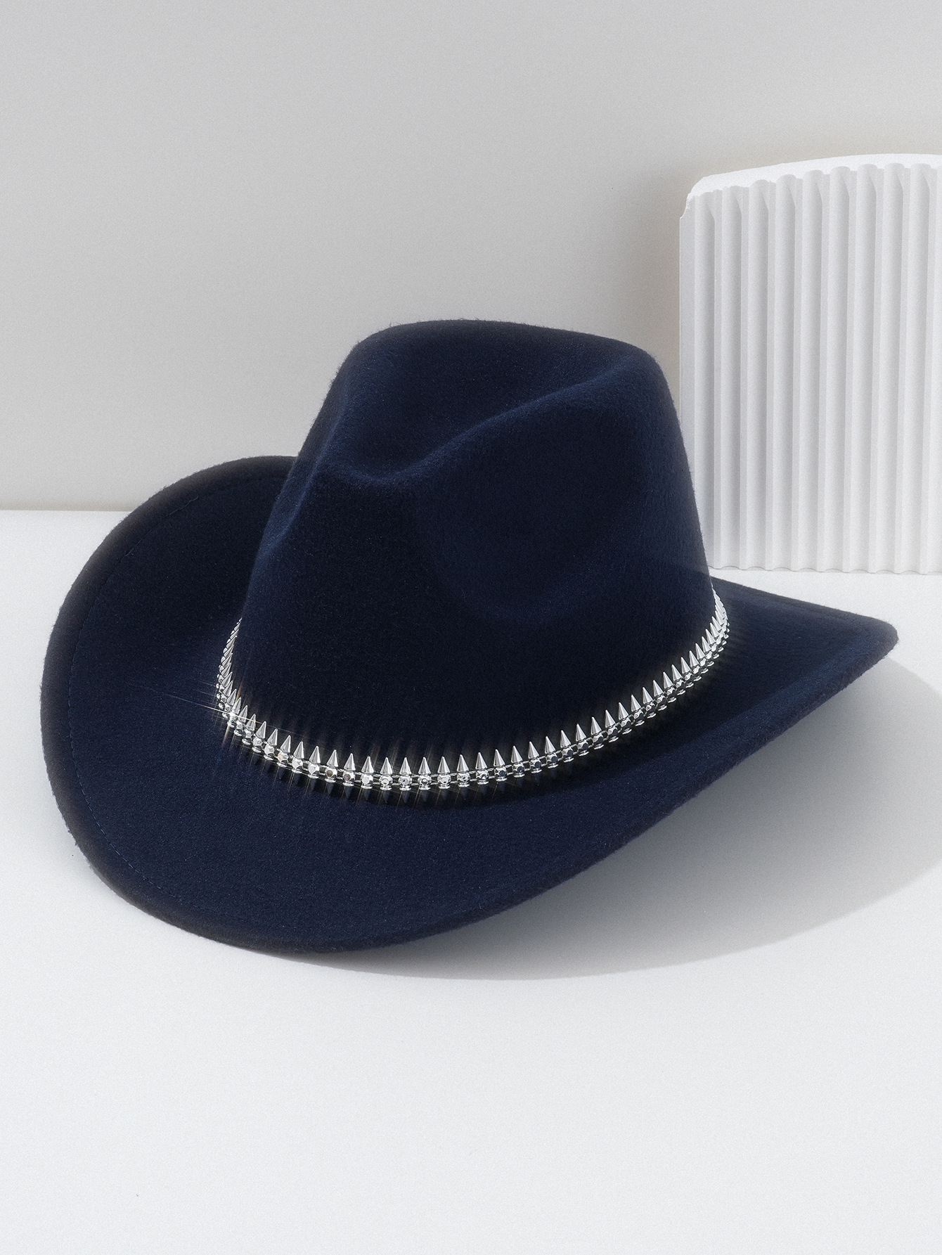 Cappello da cowboy bianco in feltro per donna con borchie spina_voghion.com