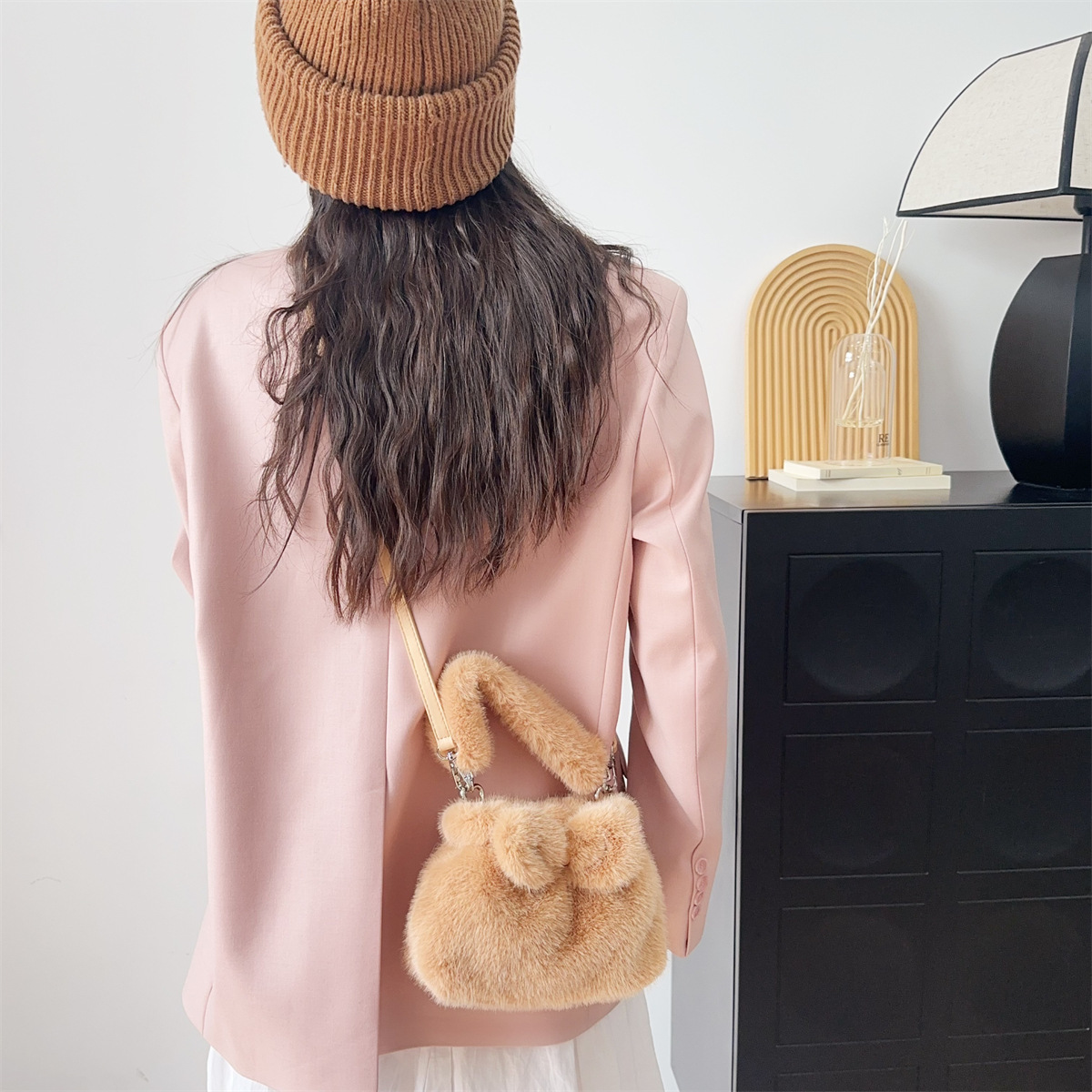 Bolso de hombro, nuevo bolso de felpa para otoño e invierno de 2024, moderno y popular bolso cruzado de alta gama para dama versátil con lazo._voghion.com