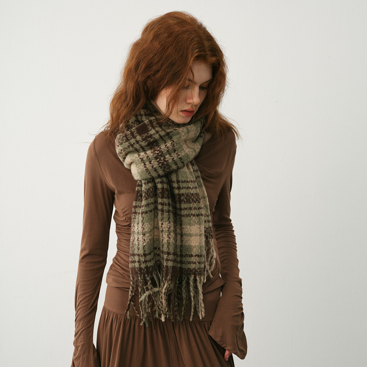 Retro-Design mit totem Blattpulver-Imitat-Kaschmirschal für Damen im Winterambiente mit warmem Lätzchen und großem Schal_voghion.com
