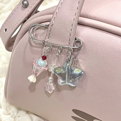【クリームソーダ】ビーズの星をつけたピンバッグが可愛いです。