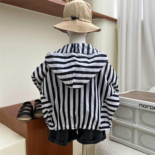 Lightweight and breathable children's summer striped hooded sun protective clothing for boys and girls, casual silhouette vertical zipper sun protection coat
