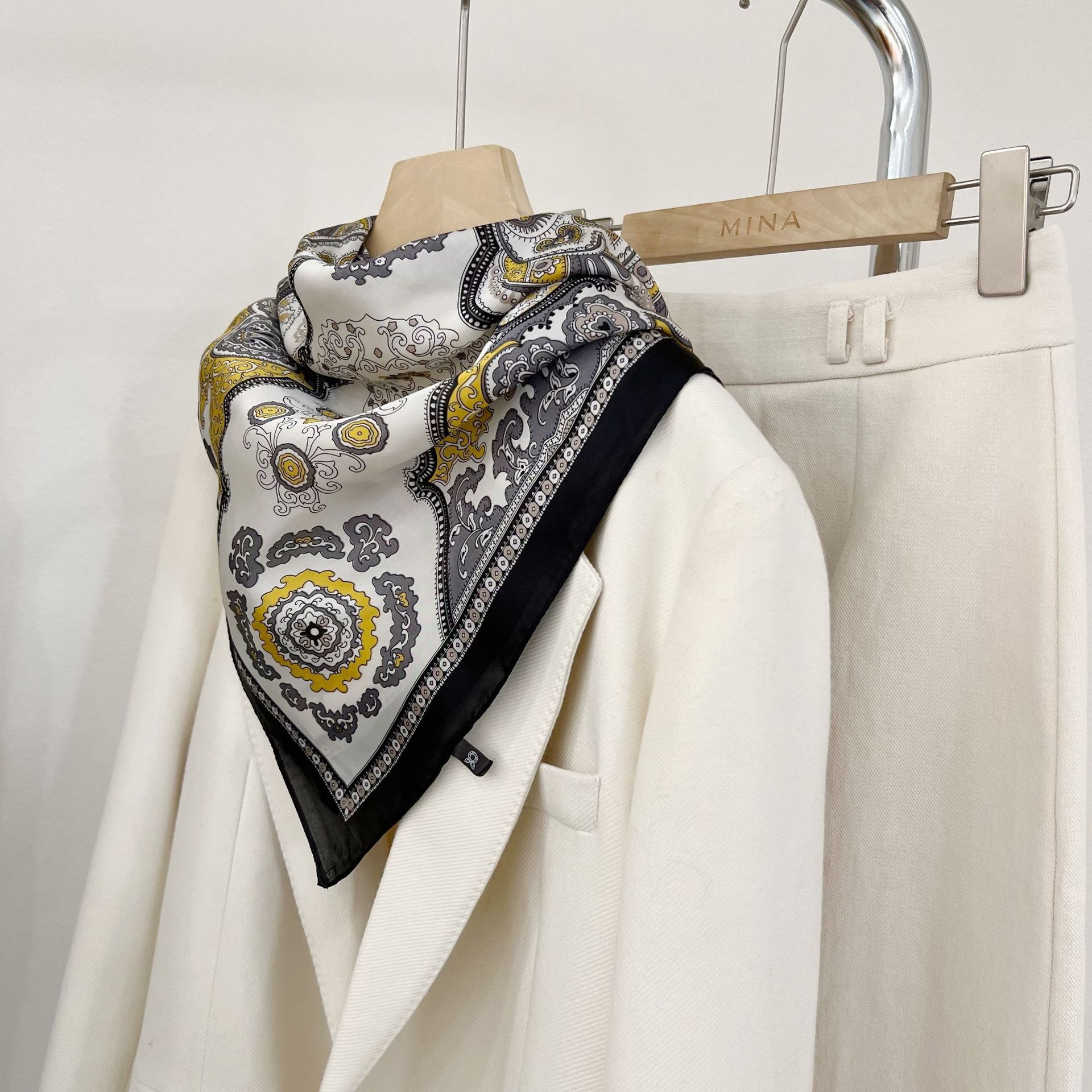 Impresión de letras tridimensionales nuevo estilo 70 pequeños accesorios de bufanda cuadrada bufanda de seda retro bufanda de ropa profesional bufanda de seda simulada