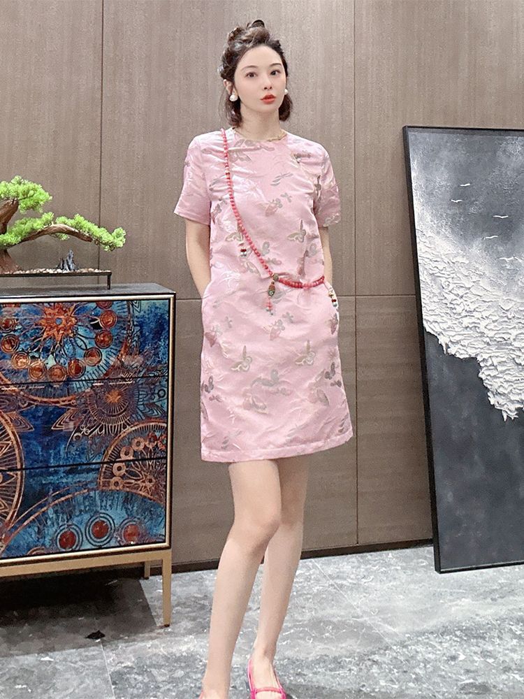 Đầm maxi sườn xám cách tân hoa nổi hồng phong cách Trung Quốc mới — Váy liền hoa nổi màu hồng chi tiết 1