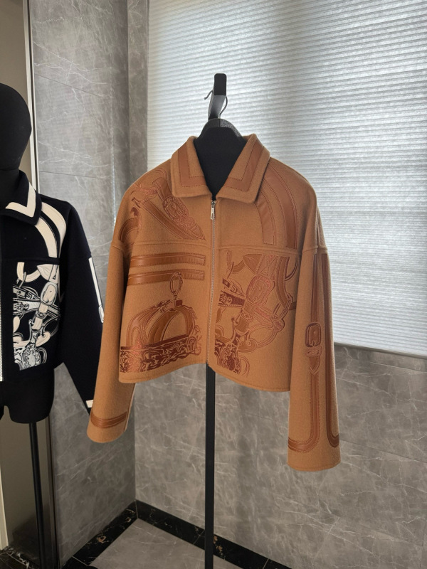 高版本H家新款万针刺绣短款羊绒大衣 绵羊皮绣花拼皮工艺外套批发|undefined