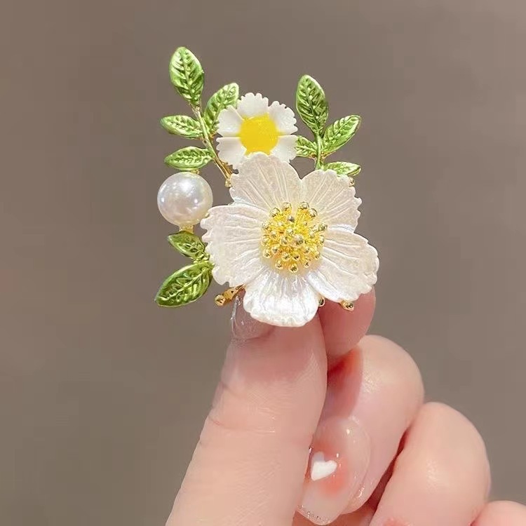 Spilla a forma di margherita piccola creativa dal temperamento letterario, come una piccola spilla a forma di fiore dolce e fresco, accessori per abbigliamento di alta qualità_voghion.com