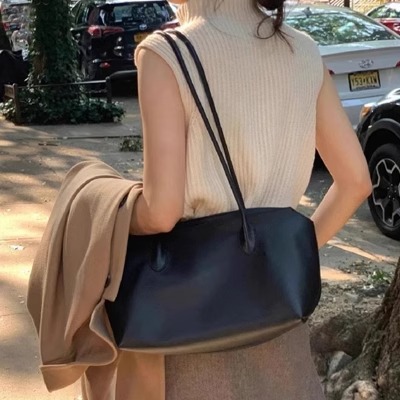 Le sac Row est fait de cuir véritable avec un design minimaliste et polyvalent. Il a une grande capacité d'épaule et un sac sous les bras,_voghion.com