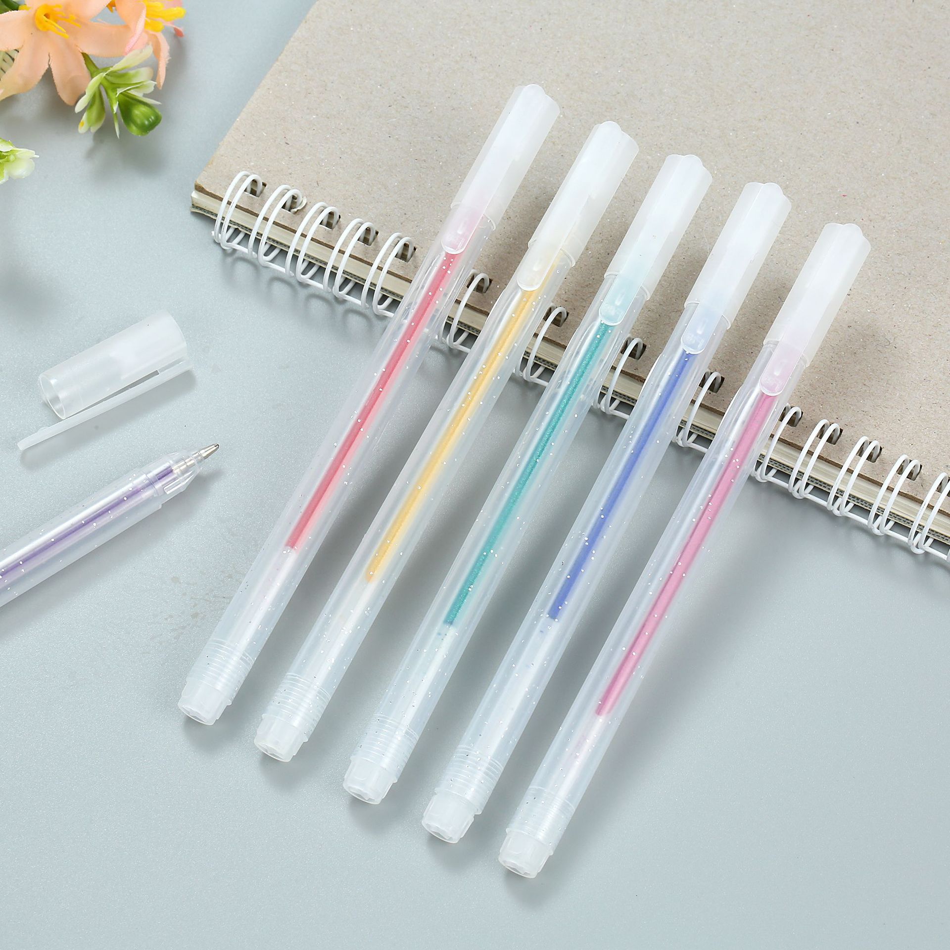 Pluma de alto brillo Recarga de alto brillo blanco Cabeza de tubo de aguja de 0,5mm Bolígrafo blanco de oro y plata de color pastel Bolígrafo de celda de la cuenta manual resaltador