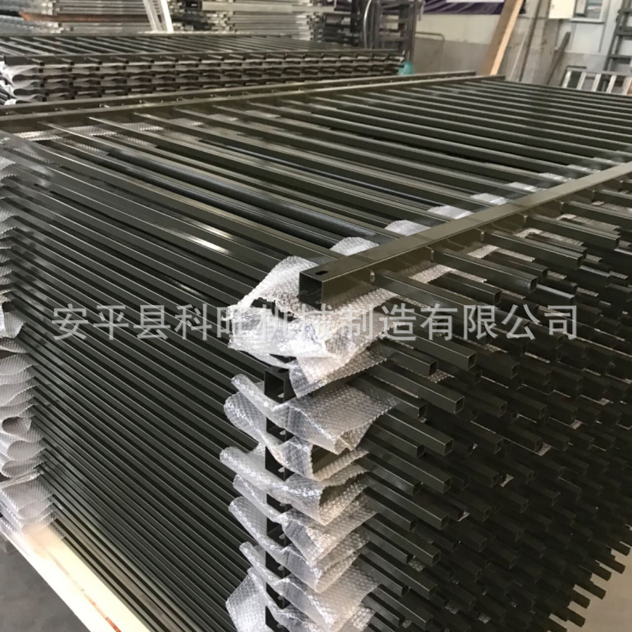 Valla de hierro forjado Valla de patio de villa Valla de aislamiento de fábrica comunitaria al aire libre Protección escolar Valla de acero de zinc