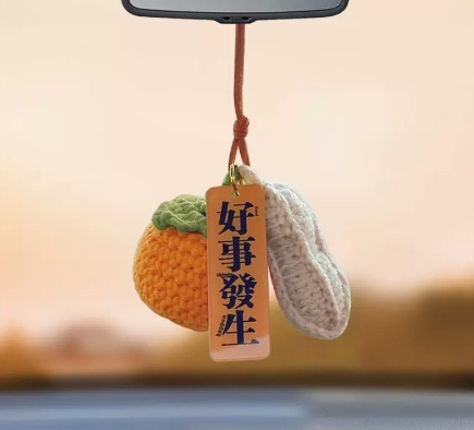ひまわりの自動車のストラップの手作りの毛糸のかぎ針編みの車は平安の喜びの車内を掛けてかわいい創意の女神の金を飾ります。|undefined