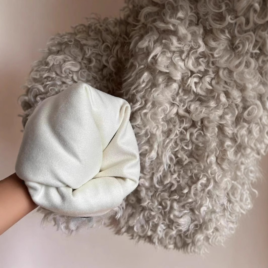 가을과 겨울 2024 새로운 여성용 후드 봉제 코트 소프트 왁스 게으른 스타일 테디 벨벳 양가죽 카디건 탑